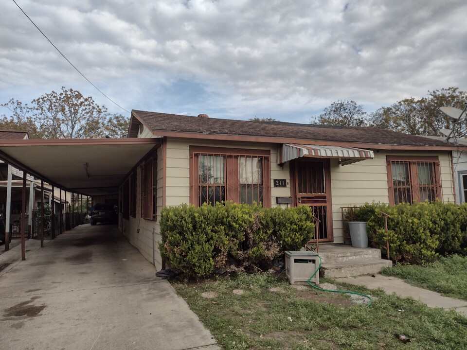 211 W Huff Ave, Unit Unit#B in San Antonio, TX - Building Photo