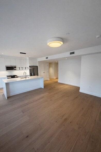 65 L St, Unit 1 in Boston, MA - Foto de edificio - Building Photo