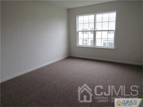 39 Bauer Ln in Cranbury, NJ - Building Photo - Building Photo