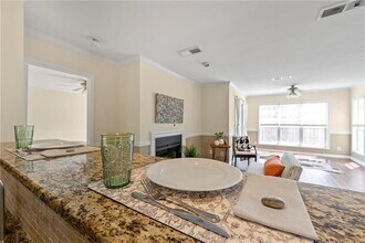 610 Mill Pond Dr in Smyrna, GA - Foto de edificio - Building Photo