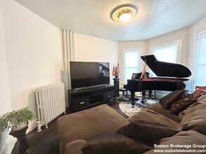 151 E Cottage St, Unit 1 in Boston, MA - Foto de edificio - Building Photo