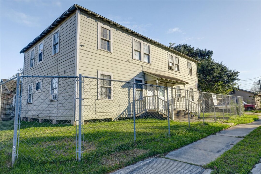 Cesar Chavez Rooming House in Houston, TX - Building Photo