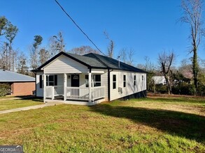 1215 Lake Ave in Griffin, GA - Foto de edificio - Building Photo