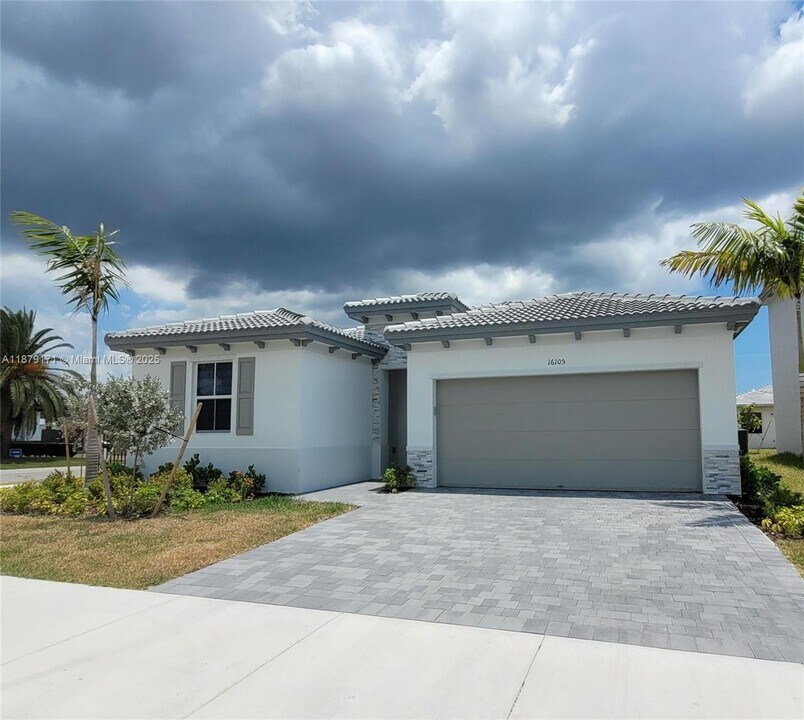 16105 SW 149th Ave in Quail Heights, FL - Building Photo