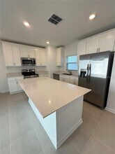 6080 Zen Wy in Oakland, FL - Foto de edificio - Building Photo