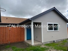 305 Short Alley in Hollister, CA - Building Photo