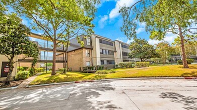 3035 Walnut Bend Ln in Houston, TX - Building Photo - Building Photo