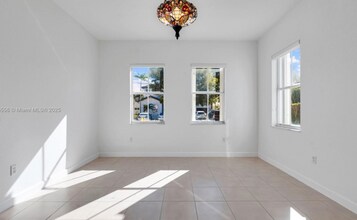 17994 NW 87th Pl in Hialeah, FL - Building Photo - Building Photo