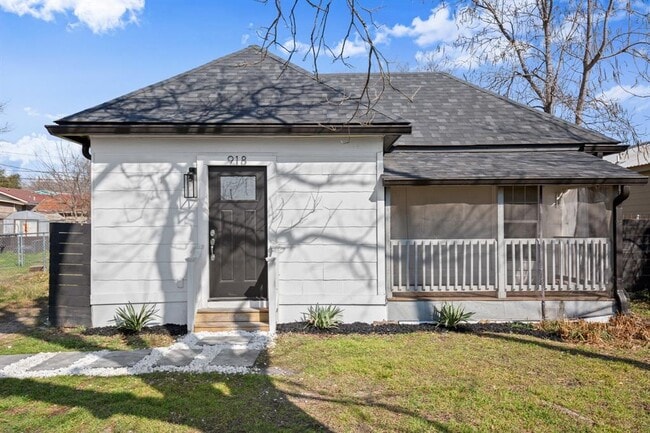 918 W 3rd St in Taylor, TX - Building Photo - Building Photo