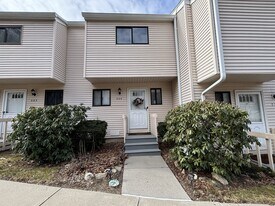504 Timber Ln, Unit 504 in Collinsville, CT - Building Photo