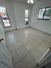 10399 NW 127th St in Hialeah Gardens, FL - Foto de edificio - Building Photo