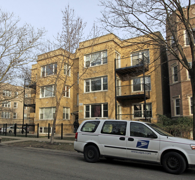 6255 N Claremont Ave in Chicago, IL - Foto de edificio - Building Photo