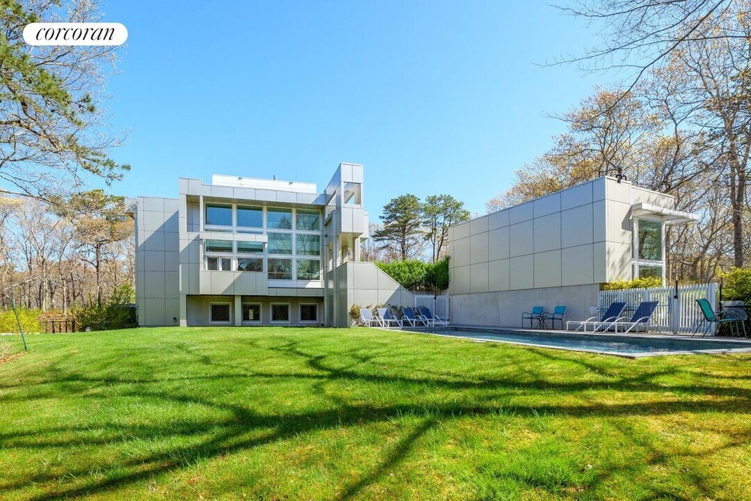 454 Broadway in Southampton, NY - Building Photo