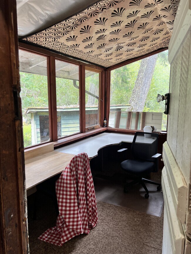 4386 Prospect Lake Rd in Victoria, BC - Building Photo - Building Photo