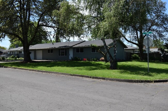 3102 SE Pine St in Albany, OR - Building Photo - Building Photo