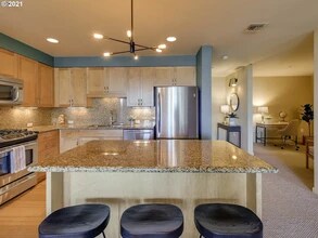 1620 NE Broadway St, Unit 530 in Portland, OR - Foto de edificio - Building Photo