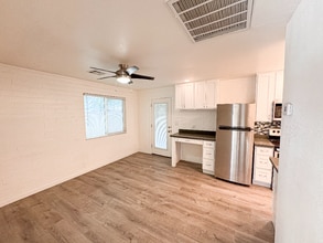 2737 E Glenrosa Ave in Phoenix, AZ - Building Photo - Building Photo