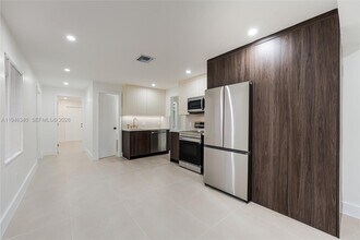 1065 NW 50th St in Miami, FL - Building Photo - Building Photo