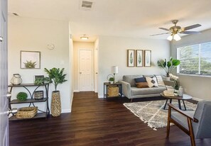 2110 Oak Motte Ln in Austin, TX - Building Photo
