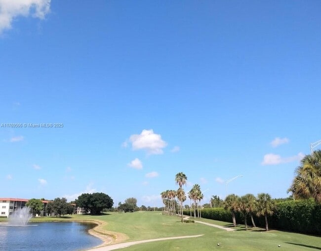 9410 N Hollybrook Lake Dr in Pembroke Pines, FL - Building Photo - Building Photo
