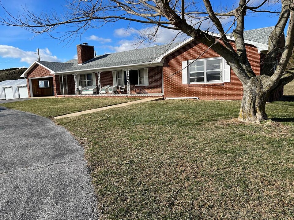 444 Victory Ln in Elk Creek, VA - Foto de edificio