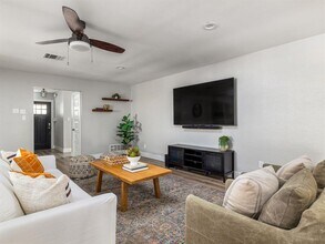 5507 Porsche Ln in Austin, TX - Foto de edificio - Building Photo