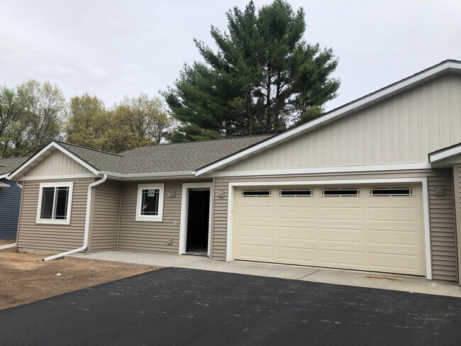 122-124 Hickory Ln in Eau Claire, WI - Building Photo - Building Photo