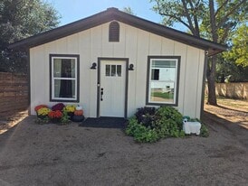 421 E Orchard St in Fredericksburg, TX - Building Photo