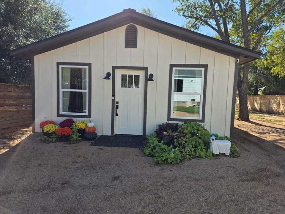 421 E Orchard St in Fredericksburg, TX - Building Photo