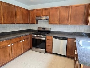 63 Dunwood Rd in Port Washington, NY - Building Photo - Building Photo