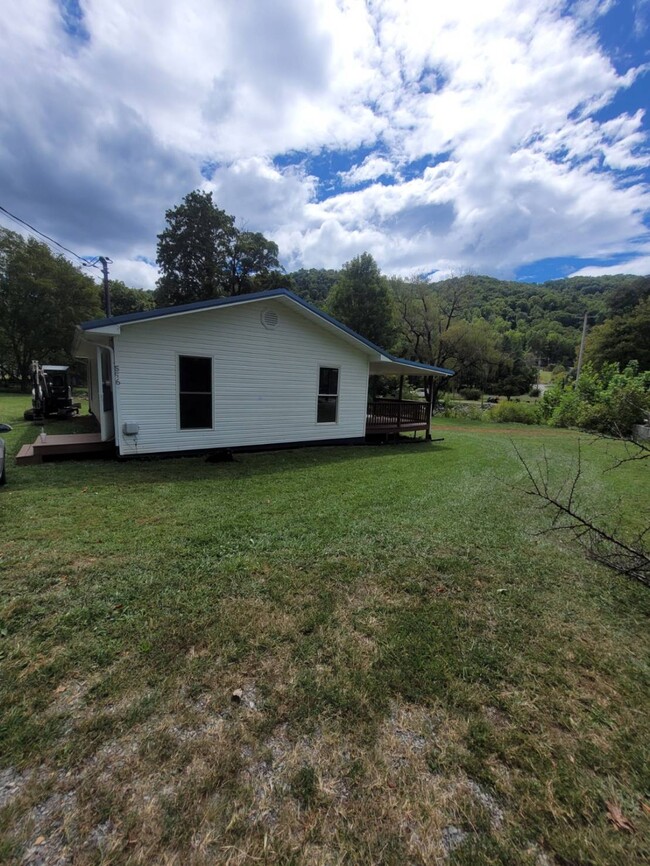 556 Rock House Rd in Jonesborough, TN - Building Photo - Building Photo