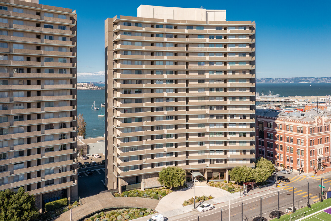 Fontana East Apartment in San Francisco, CA - Building Photo