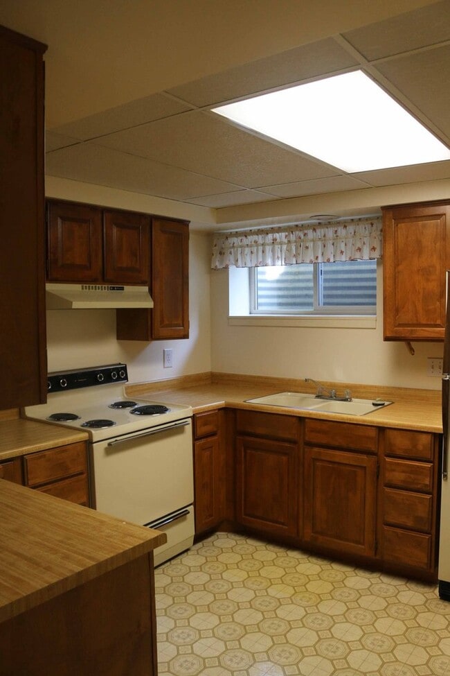 8457 Fayeway Dr in Sandy, UT - Building Photo - Building Photo