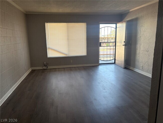 555 S Royal Crest Cir in Las Vegas, NV - Building Photo - Building Photo