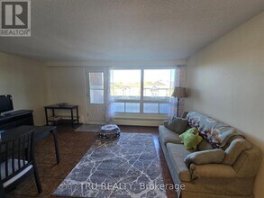 915-915 Elmsmere Rd in Ottawa, ON - Building Photo - Building Photo