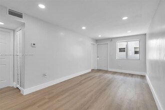 560 NE 63rd St in Miami, FL - Building Photo - Building Photo