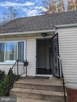 137 Holden Dr in Manassas Park, VA - Building Photo