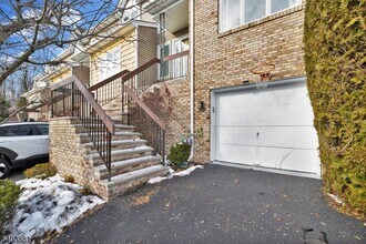 48 Edgefield Dr in Morris Plains, NJ - Foto de edificio - Building Photo