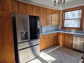 511 W 1st St in Pella, IA - Building Photo - Building Photo