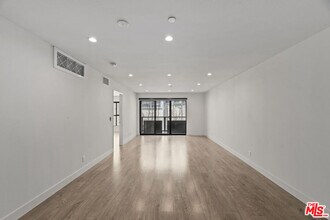 725 N Alfred St in Los Angeles, CA - Building Photo - Building Photo