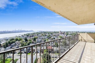 200 Winston Dr in Cliffside Park, NJ - Building Photo
