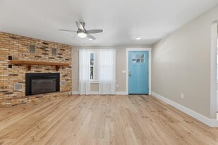 103 W Centre St in Fredericksburg, TX - Building Photo