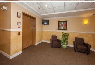 655 Perrie Dr, Unit 501 in Elk Grove Village, IL - Foto de edificio - Building Photo