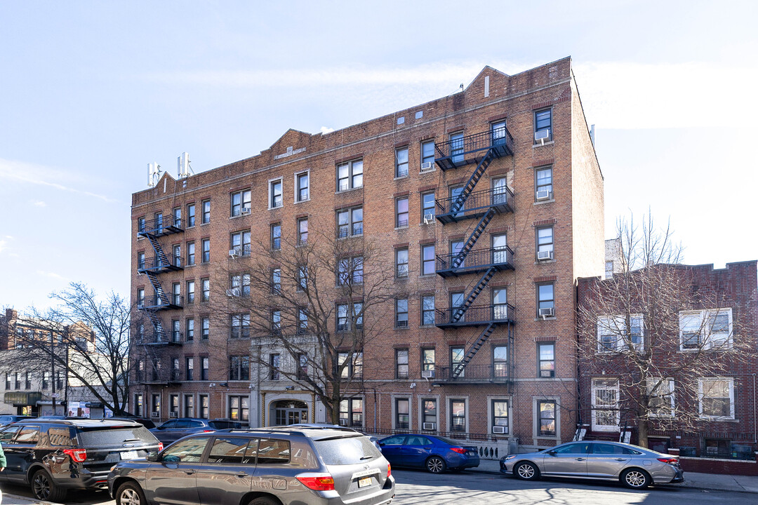 990 Montgomery St in Brooklyn, NY - Building Photo