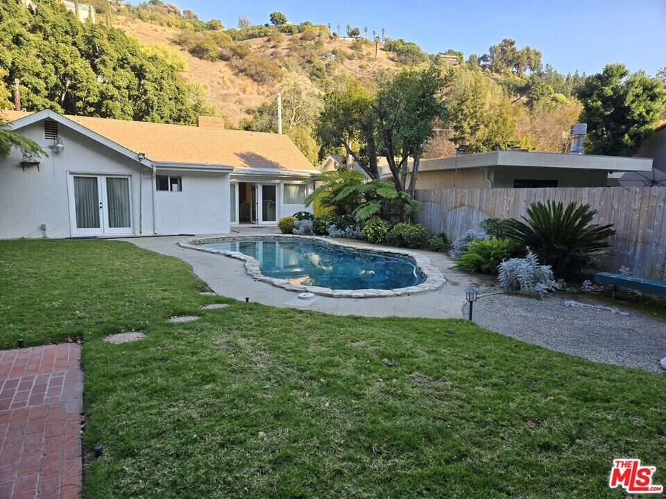 1481 Benedict Canyon Drive in Beverly Hills, CA - Building Photo