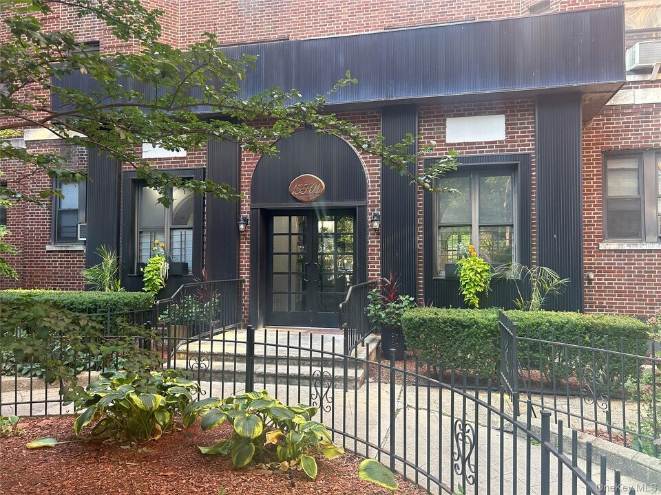 155-01 90th Ave in Queens, NY - Foto de edificio