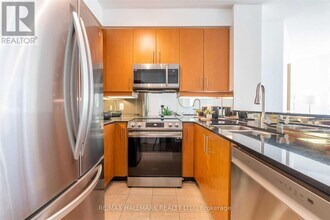 300 Bloor St E in Toronto, ON - Building Photo - Building Photo