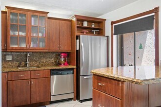 197 Lakeview Dr in Weston, FL - Building Photo - Building Photo