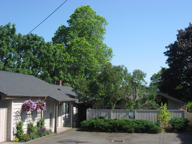 6780 SW Canyon Ter in Portland, OR - Building Photo - Building Photo