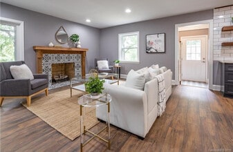 2401 Shamrock Dr in Charlotte, NC - Building Photo - Building Photo